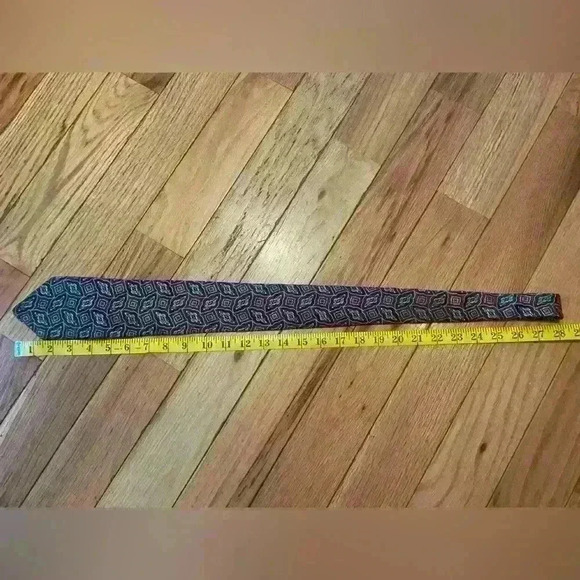 Vtg Liberty of London Tie Men’s 56 in Imported Silk Green Red Geometric - Picture 7 of 7